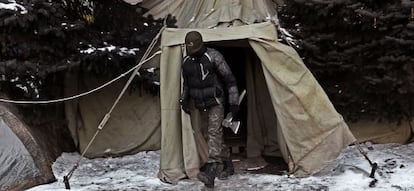 Un manifestante ucraniano sale de una carpa en la plaza de Independencia de Kiev.