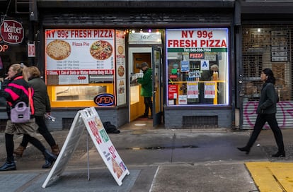 Un restaurante de pizza en Nueva York, durante las navidades de 2021.