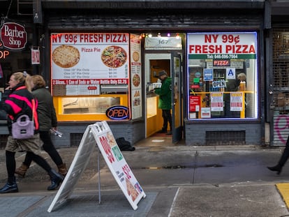 Un restaurante de pizza en Nueva York, durante las navidades de 2021.