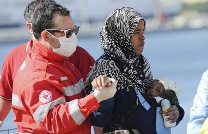 Imigrante resgatada desembarca em Palermo no sábado.