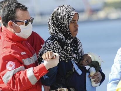 Imigrante resgatada desembarca em Palermo no sábado.