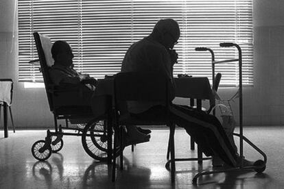 Dos ancianos en una residencia madrileña.