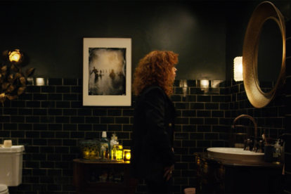 Russian Doll (Netflix)
La vida de Nadia (Natasha Lyonne) se acaba y vuelve a empezar, una y otra vez, en el baño del piso de su amiga en el que, justo en ese momento, se celebra su propia fiesta de cumpleaños. Durante la sucesión de episodios nos han enamorado sus looks, su flequillo y su genialidad. Pero, en todos ellos siempre volvemos al escenario inicial… No querríamos ser ella, pero sí pasar mucho mucho tiempo en esa pasada de baño (y en el loft entero).