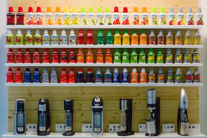 Botellas de los productos de SodaStream en un supermercado. 