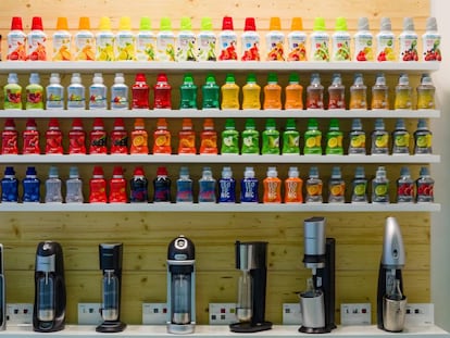 Botellas de los productos de SodaStream en un supermercado. 