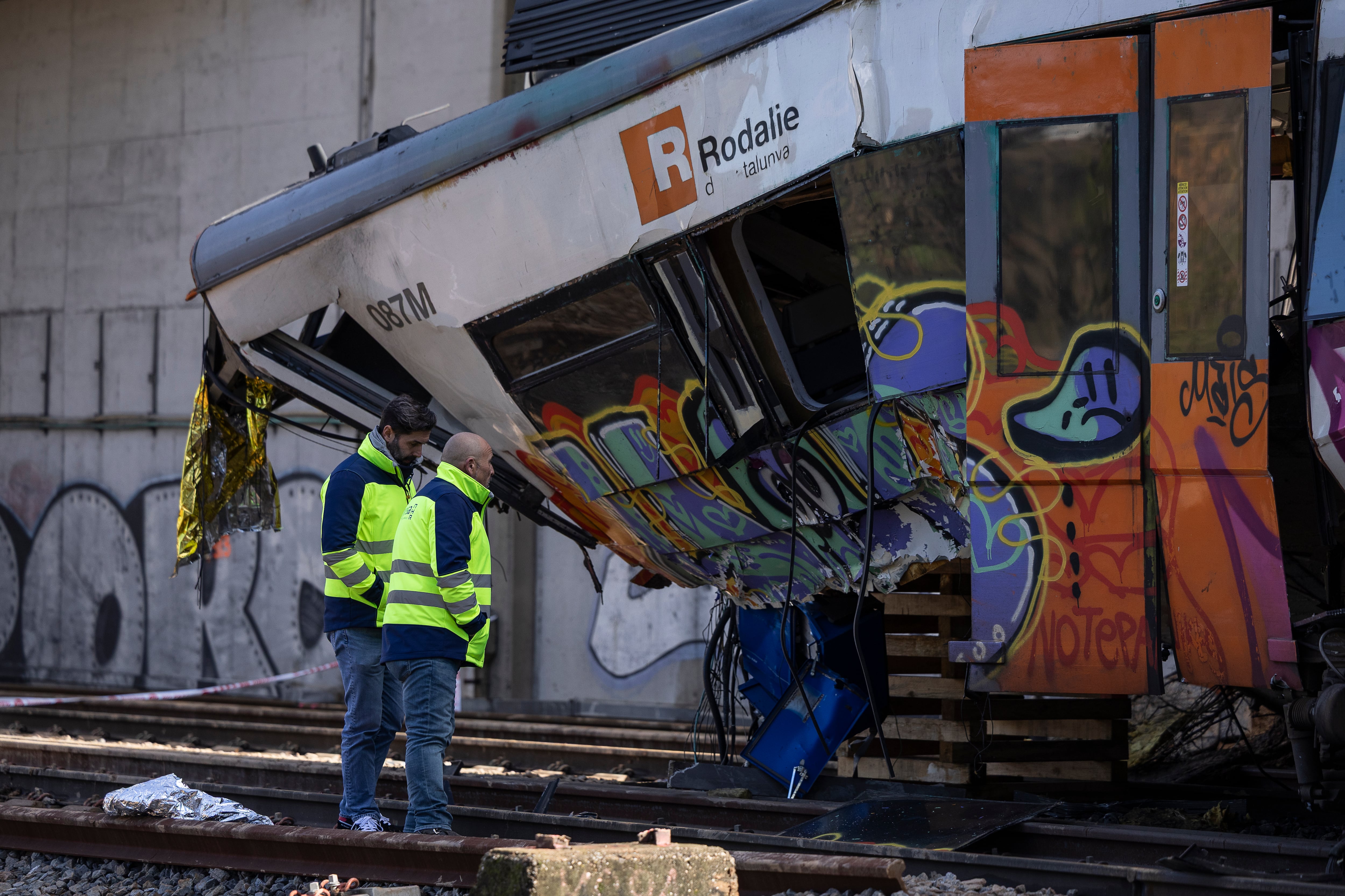Personal técnico revisa el tren accidentado en Gelida, el pasado jueves.