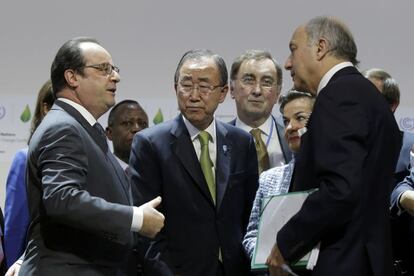 El presidente francés, Francois Hollande (i), conversa con el secretario General de las Naciones Unidas, Ban Ki-moon (c) y con el ministro de Asuntos Exteriores, Laurent Fabius (d) al final de la sesión plenaria en la Conferencia Mundial sobre el Cambio Climático de 2015 (COP21) en Le Bourget, cerca de París.