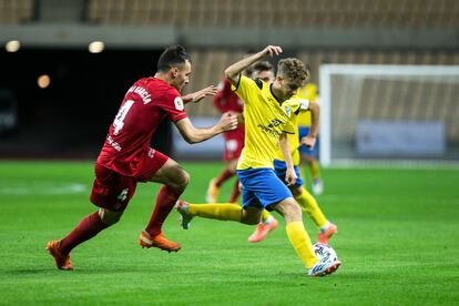 Unai García presiona a Pepe Castillejo, del Tomares. Osasuna ganó 0-6 en el estadio de La Cartuja de Sevilla.