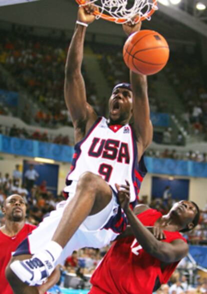 LeBron James consigue un mate en el partido de ayer ante Angola.