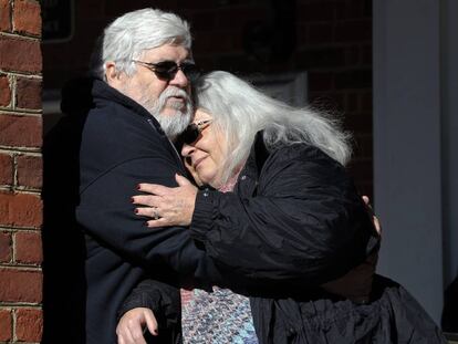 Susan Bro, la madre de la víctima mortal Heather Heyer, abraza a su marido frente a la Corte del Circuito de Charlottesville.