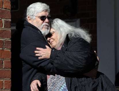 Susan Bro, la madre de la víctima mortal Heather Heyer, abraza a su marido frente a la Corte del Circuito de Charlottesville.