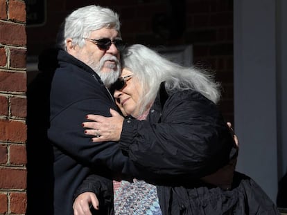 Susan Bro, la madre de la víctima mortal Heather Heyer, abraza a su marido frente a la Corte del Circuito de Charlottesville.