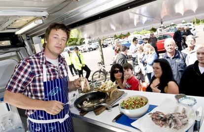 Jamie Oliver, durante una de sus campa&ntilde;as de comida sana.