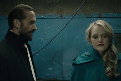 Elisabeth Moss y Joseph Fiennes, doncella y gobernador en la sociedad teocrática de ‘The Handmaid´s Tale’.