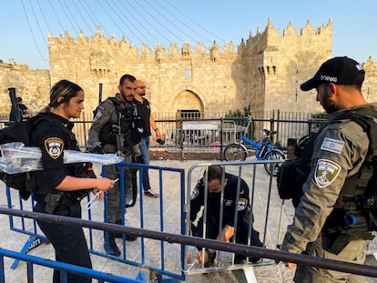 Policías israelíes cierran el paso a la Puerta de Damasco de la Ciudad Vieja, el sábado en Jerusalén.