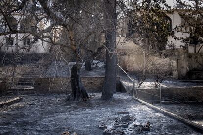 Viviendas calcinadas ubicadas en las urbanizaciones Montepino y Montesol, afectadas por el incendio urbano forestal de Llutxent, en Gandía (Valencia).