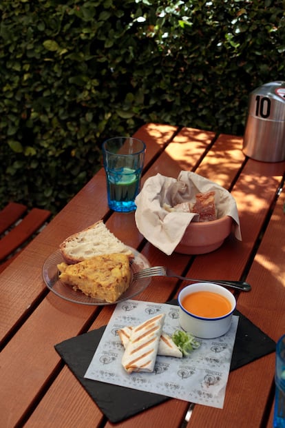 Tortilla y 'wrap' del día con salmorejo en la terraza de la cafetería del Botánico.