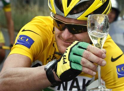 El ciclista norteamericano se proclama ganador del Tour de Francia, donde el español Óscar Pereiro consigue un meritorio segundo puesto. Poco después se confirmaría el positivo por exceso de testosterona de Landis.