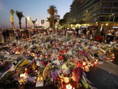 Altar en memoria de las v&iacute;ctimas, el 18 de julio en Niza.