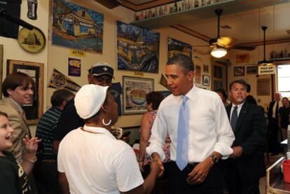 Barack Obama saluda a los clientes de un local al que acudió a comer con su familia en Nueva Orleans.