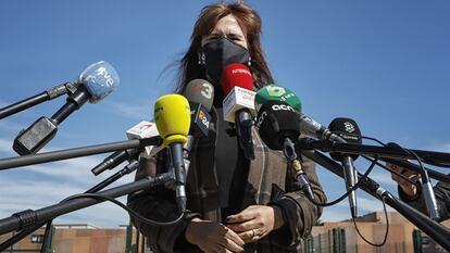 La presidenta del Parlament, Laura Borràs, atendió este mediodía a los medios de comunicación, tras visitar a los líderes independentistas presos en la cárcel de Lledoners (Barcelona), el 18 de marzo.