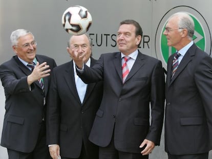 Gerhard Schröder brinca com uma bola de futebol diante de Theo Zwanziger (e), Joseph Blatter (2e) e Franz Beckenbauer (d).