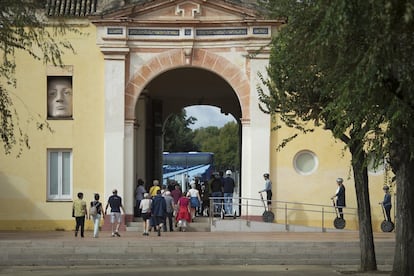 El Centro Andaluz de Arte Contemporáneo (CAAC) es un museo que depende de la Consejería de Cultura de la Junta de Andalucía. Desde 1997 tiene su sede en el Monasterio de Santa María de las Cuevas, también conocido como La Cartuja, un espacio recuperado para la Exposición Universal de 1992.