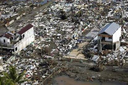 Imagen aérea de la devastación causada por el maremoto en Meulaboh, en la costa oeste de la isla de Sumatra (Indonesia).