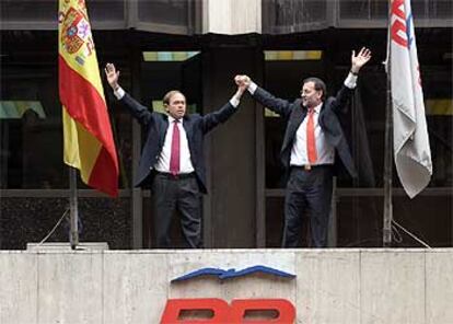 Pío García Escudero y Mariano Rajoy saludan a los simpatizantes del PP.