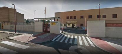 Fachada del cuartel de la Guardia Civil de Guadix (Granada), donde se ha entregado el asesino confeso.