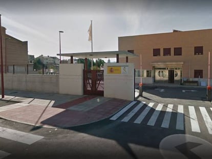 Fachada del cuartel de la Guardia Civil de Guadix (Granada), donde se ha entregado el asesino confeso. 