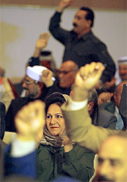 Parlamentarios iraquíes, durante la sesión en la que han defendido a su presidente.