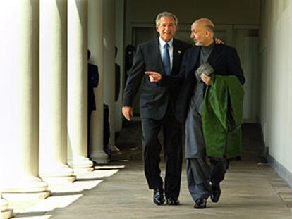 Los presidentes de EE UU, George W. Bush (izquierda), y Afganistán, Hamid Karzai, ayer en la Casa Blanca.