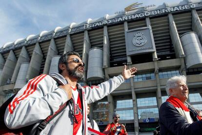 Aficionados del River Plate en las inmediaciones del estadio Santiago Bernabéu.