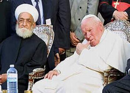 El gran Mufti de Siria Adman Koftano se encuentra con el pontífice en la mezquita de los Omeyas de Damasco, durante un viaje del Papa a Siria en mayo de 2001. Juan Pablo II se convirtía así en el primer Papa católico que rezaba en una mezquita. (06-05-01)