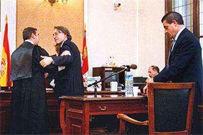 En la imagen, Ismael Alvarez recoge unos papeles (d.), mientras los abogados del caso se despiden (i.).