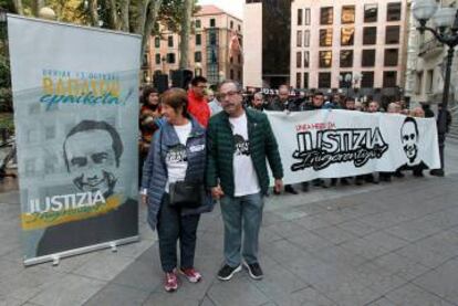 Los padres de Cabacas, ante la concentración celebrada ante el Palacio de Justicia de Bilbao.