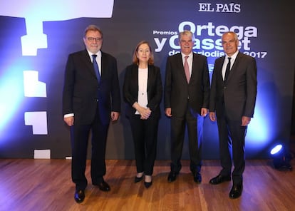 De izquierda a derecha: el presidente del Grupo PRISA, Juan Luis Cebrián; la presidenta del Congreso de los Diputados, Ana Pastor; el ministro de Asuntos Exteriores, Alfonso Dastis, y el director de EL PAÍS, Antonio Caño.