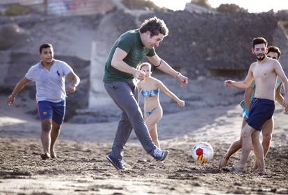 El maestro juega al fútbol con los miembros de la orquesta en la playa tinerfeña. A la izquierda, el violinista venezolano Romel Henríquez, al fondo, la violonchelista española Paula Torres y a la derecha, el violinista uruguayo Leandro Lapasta.