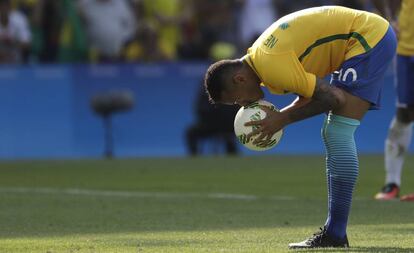 Neymar beija a bola no jogo contra Honduras.