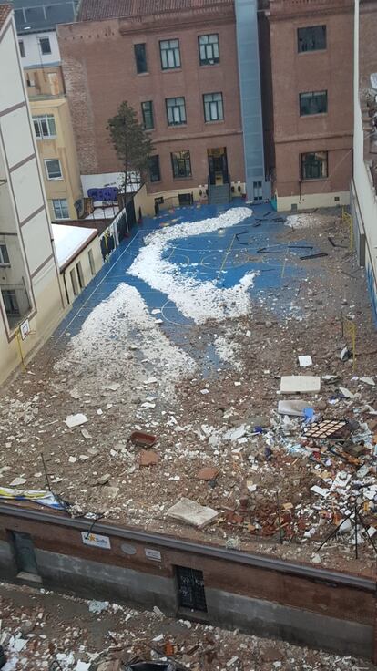 El patio del colegio, tras la explosión.