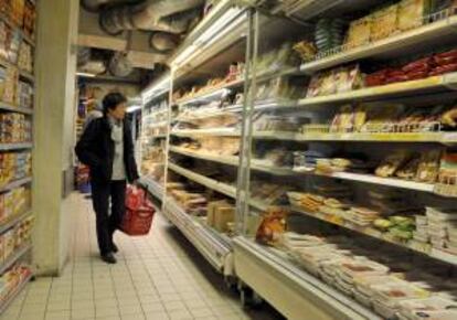 Un cliente observa las estanterías de un supermercado en París. EFE/Archivo