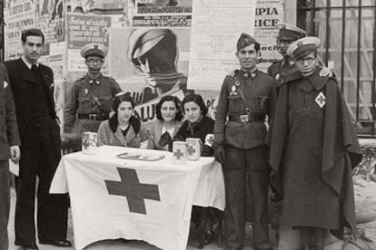 Mesa petitoria de Cruz Roja Española en Barcelona durante la Guerra Civil.