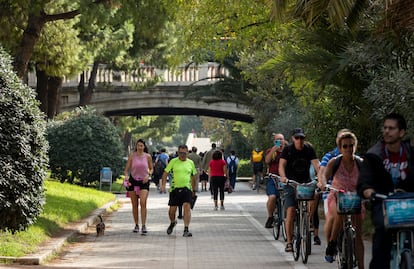 Personas haciendo deporte por el cauce del río Turia, en Valencia.