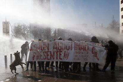 La policía lanza agua contra los manifestantes. La convocatoria reunió a miles de manifestantes sus protesta en favor de una educación gratuita y de calidad, ante la falta de compromiso del gobierno con el movimiento estudiantil, según informa EFE.