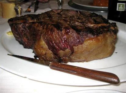 El chuletón de Casa Goyo, uno de los platos estrellas de este restaurante de Alcocer (Guadalajara)