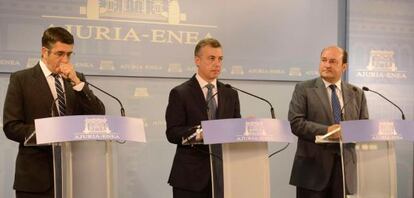 De izquierda a derecha, Patxi López, Iñigo Urkullu y Andoni Ortuzar, el 16 de septiembre tras la firma del pacto PNV-PSE.