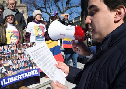 Opposition leader Juan Pablo López reads a letter written by Leopoldo López.