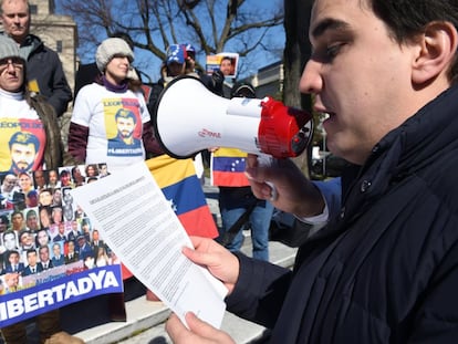 Opposition leader Juan Pablo López reads a letter written by Leopoldo López.