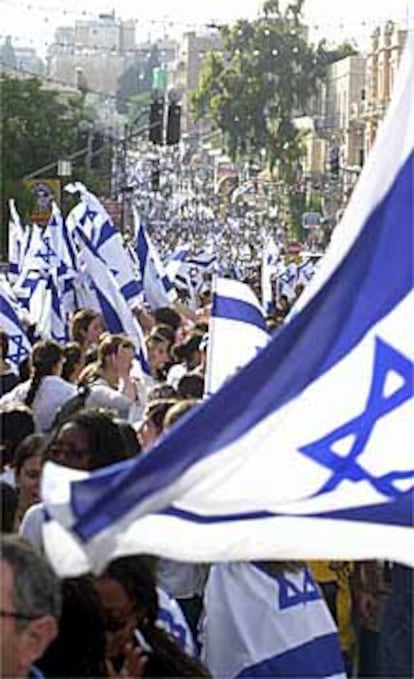 Miles de israelíes se manifiestan ayer, en el Día de Jerusalén.